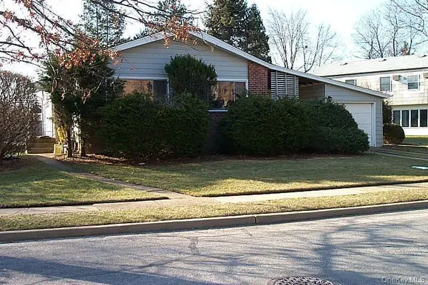4 Brook PATH, Plainview, NY 11803