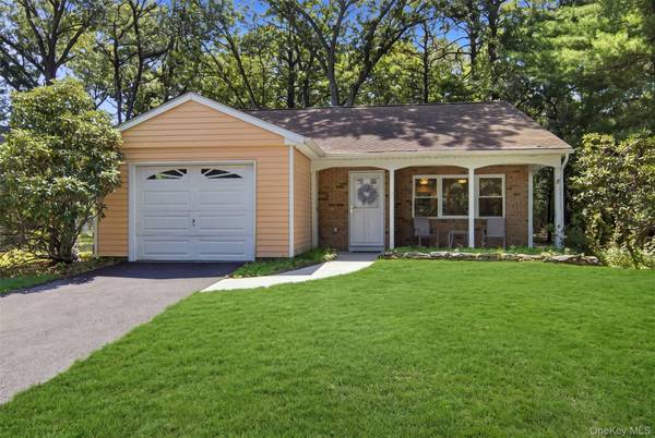254 Edinburgh DR, Ridge, NY 11961