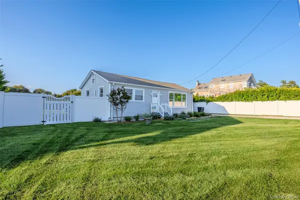 7 Laura Lee DR, Center Moriches, NY 11934