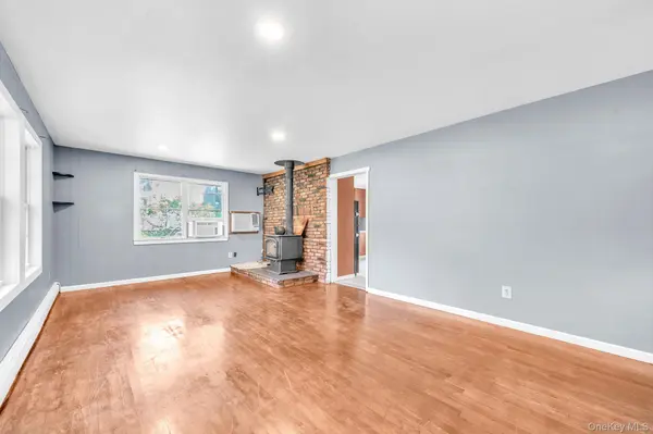 77 Elmhurst AVE, Medford, NY 11763