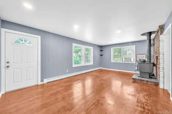 77 Elmhurst AVE, Medford, NY 11763