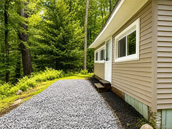 69 Glazer DR, Bloomingburg, NY 12721