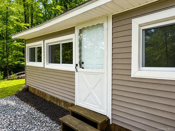 69 Glazer DR, Bloomingburg, NY 12721