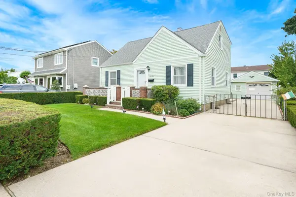 65 5th ST, Garden City Park, NY 11040