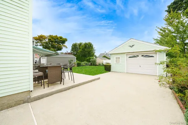 65 5th ST, Garden City Park, NY 11040