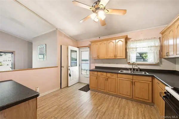 29 Penn DR, Smithtown, NY 11787