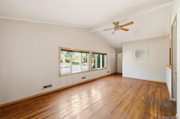 29 Penn DR, Smithtown, NY 11787