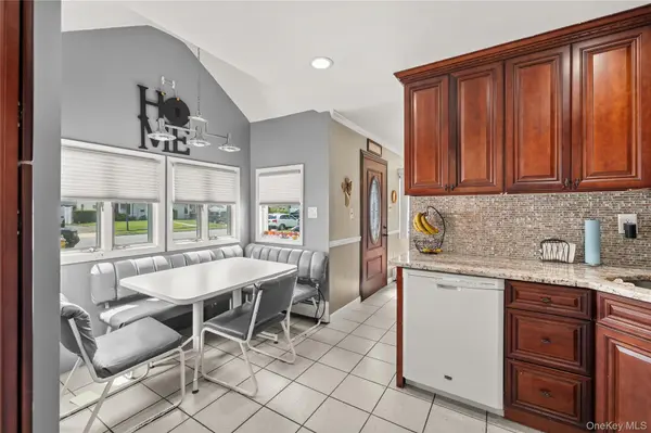 47 Cove LN, Levittown, NY 11756