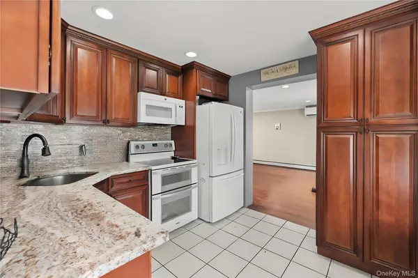 47 Cove LN, Levittown, NY 11756