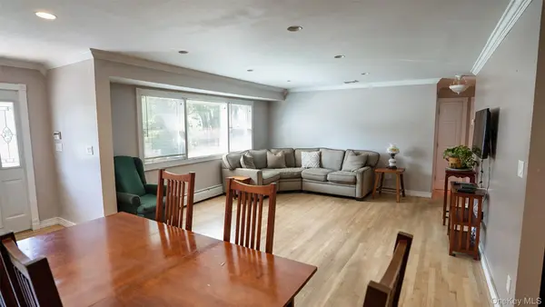 15 Marianna PL, East Islip, NY 11730