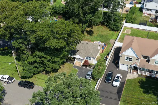 15 Marianna PL, East Islip, NY 11730