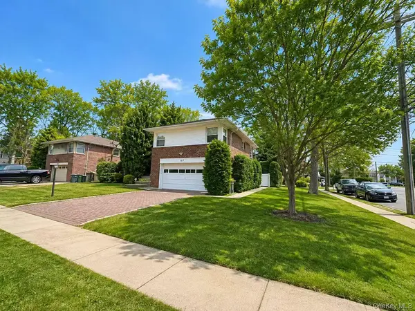 757 Leslie LN, East Meadow, NY 11554