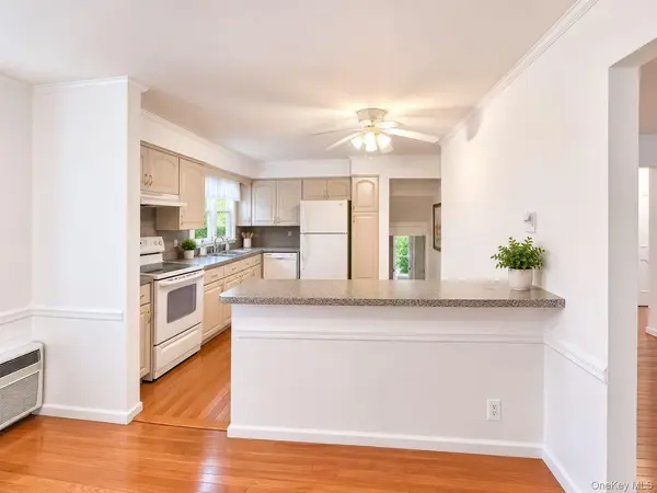 757 Leslie LN, East Meadow, NY 11554