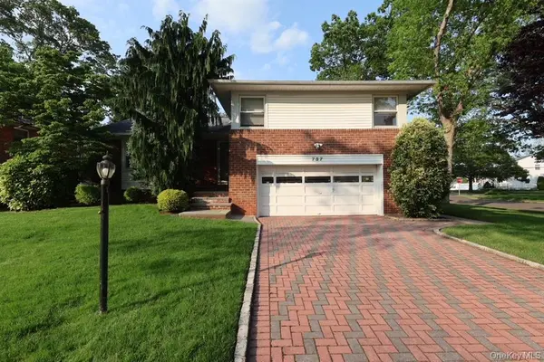 757 Leslie LN, East Meadow, NY 11554