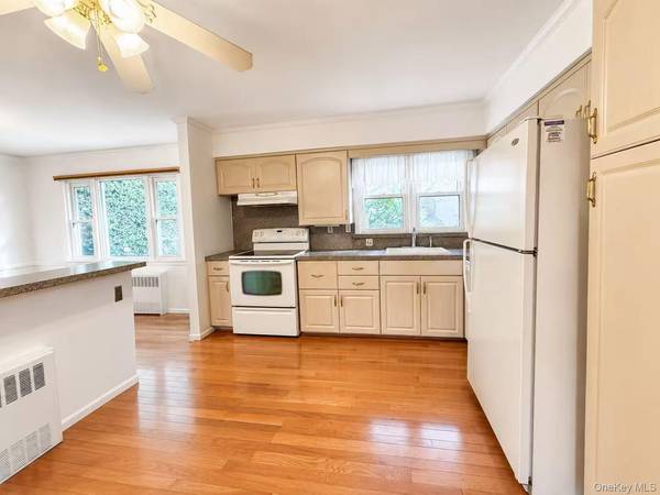 757 Leslie LN, East Meadow, NY 11554