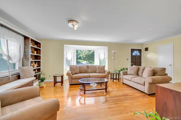 12 Compass CT, Huntington, NY 11743