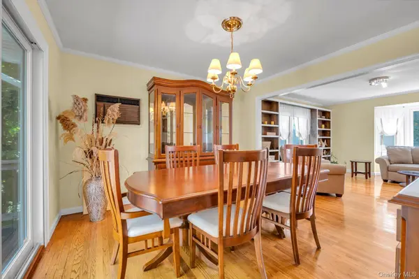 12 Compass CT, Huntington, NY 11743