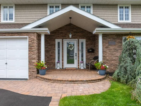 19 Clearwater LN, West Islip, NY 11795