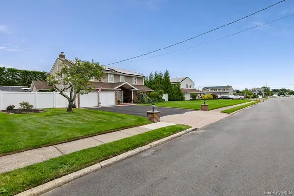 19 Clearwater LN, West Islip, NY 11795