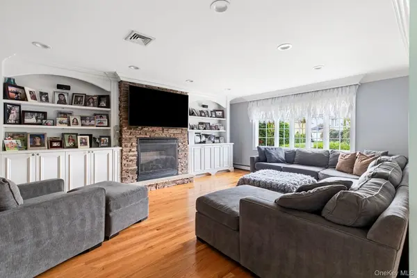 19 Clearwater LN, West Islip, NY 11795