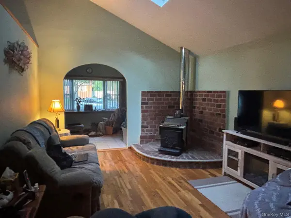 255 Auborn AVE, Shirley, NY 11967