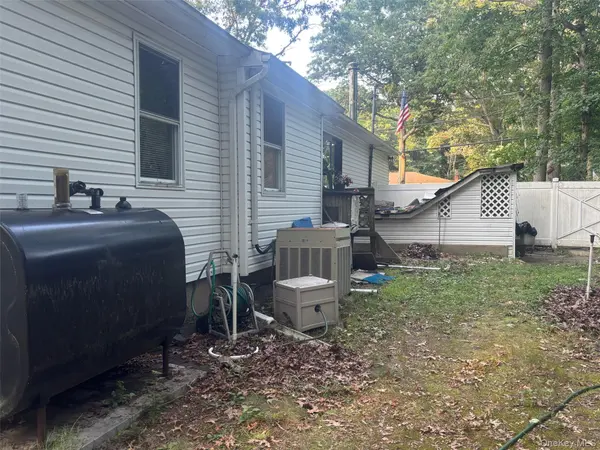 255 Auborn AVE, Shirley, NY 11967
