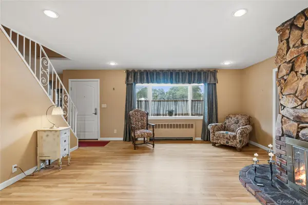 31 Eastwood DR, North Babylon, NY 11703