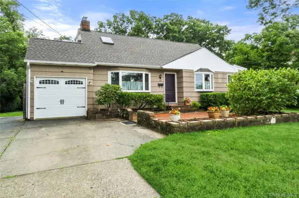 31 Eastwood DR, North Babylon, NY 11703