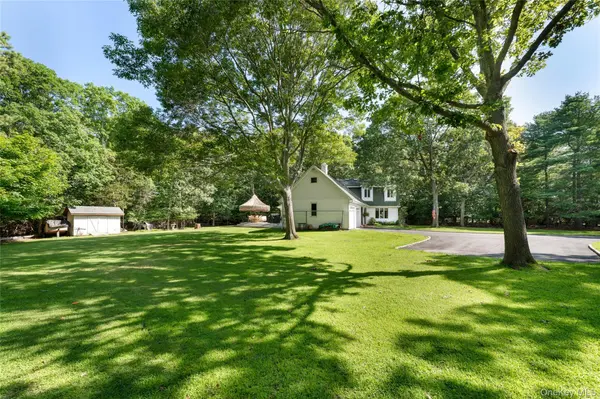21 Bay AVE, Hampton Bays, NY 11946