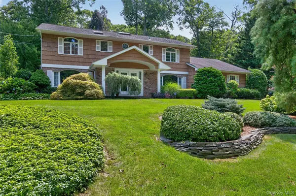 36 Arbor LN, Dix Hills, NY 11746