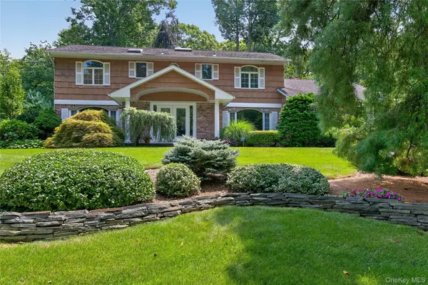 36 Arbor LN, Dix Hills, NY 11746