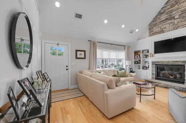 15 James AVE, East Norwich, NY 11732