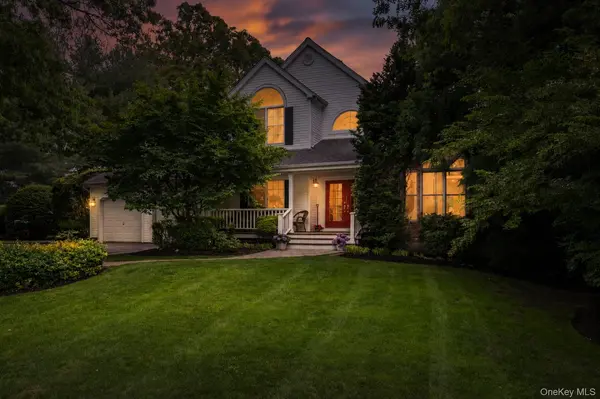 1 Fox Hollow CT, Dix Hills, NY 11746