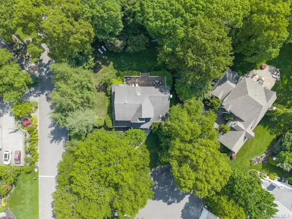 1 Fox Hollow CT, Dix Hills, NY 11746