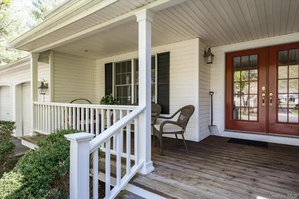 1 Fox Hollow CT, Dix Hills, NY 11746
