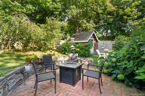 19 Washington AVE, Hampton Bays, NY 11946