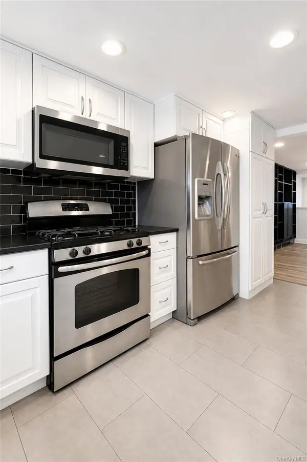 21-31 25th RD, Astoria, NY 11102