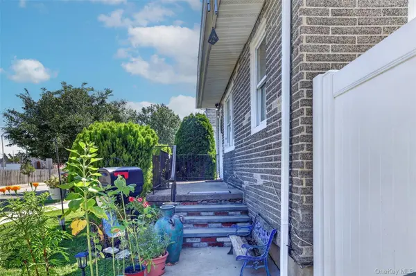 1069 Phoebe ST, Franklin Square, NY 11010