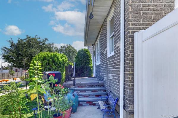 1069 Phoebe ST, Franklin Square, NY 11010