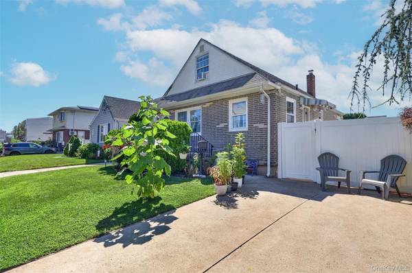 1069 Phoebe ST, Franklin Square, NY 11010
