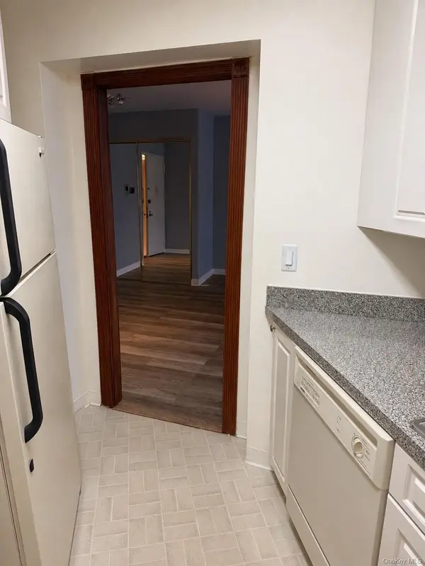 2 Bay Club DR #1Z4, Bayside, NY 11360