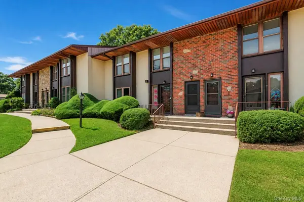 8 Sycamore CT #8, Selden, NY 11784