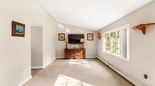 2 Pinetop DR, Shirley, NY 11967