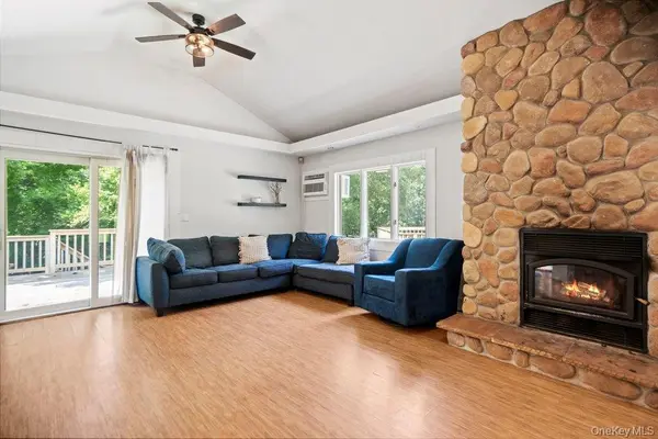 64 Sally LN, Ridge, NY 11961