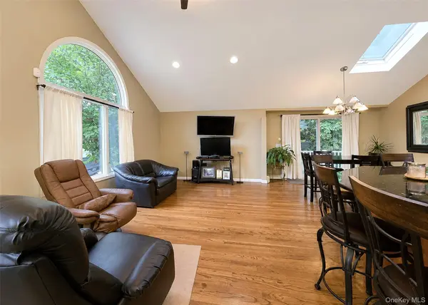 94 Newton BLVD, Ronkonkoma, NY 11779