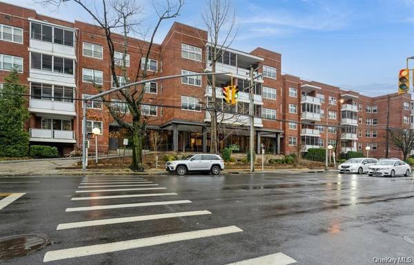 1 Kensington Gate #211, Great Neck, NY 11021