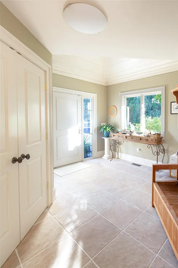 33 Hilltop RD, Southampton, NY 11968