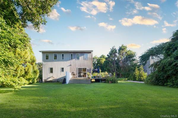 33 Hilltop RD, Southampton, NY 11968