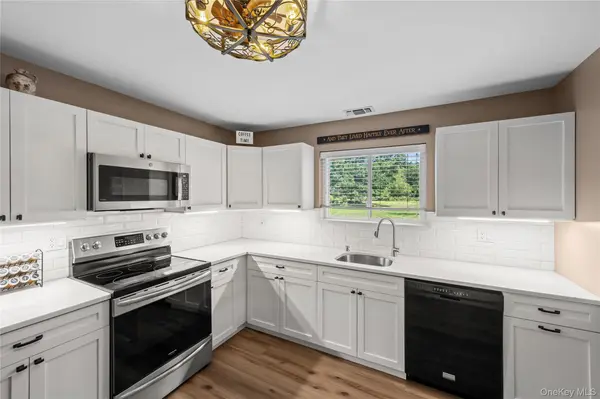 416 Lindsay LN, Moriches, NY 11955