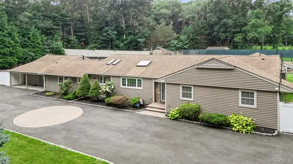 3 Beltane DR, Dix Hills, NY 11746